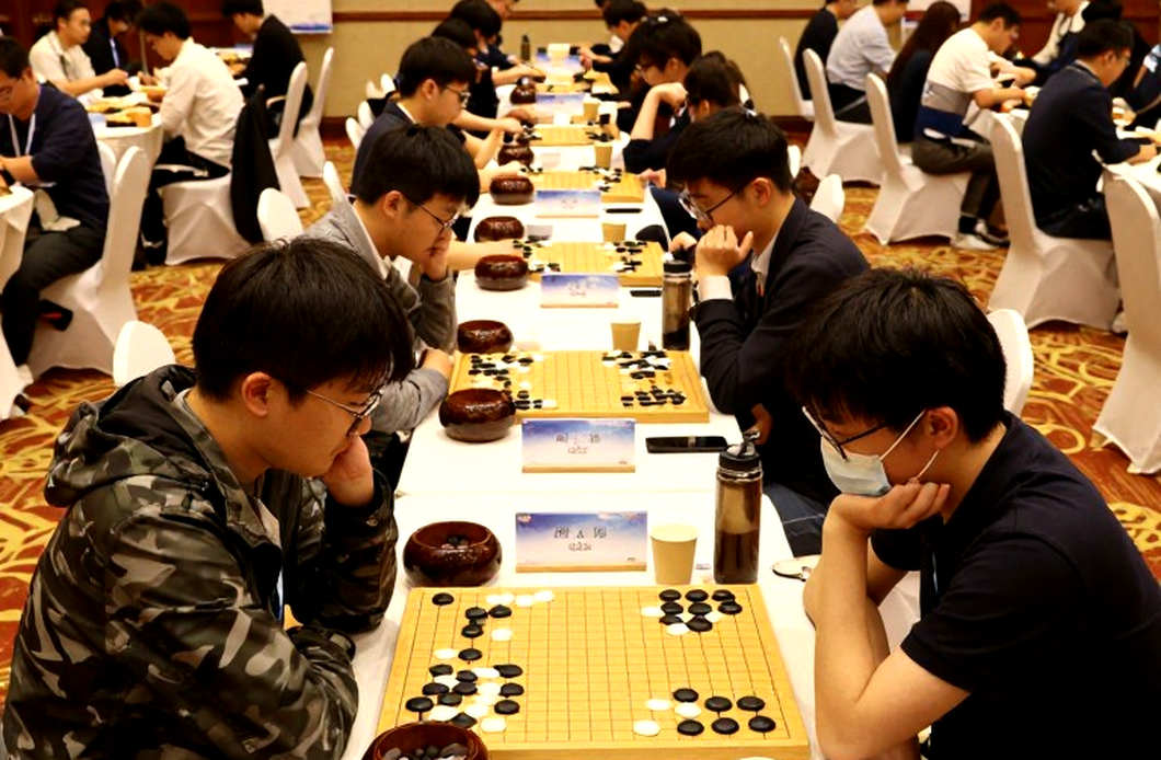 GCL 2026: Nepomniachtchi khiến Carlsen toát mồ hôi trước khi hạ Sindarov bằng đồng hồ