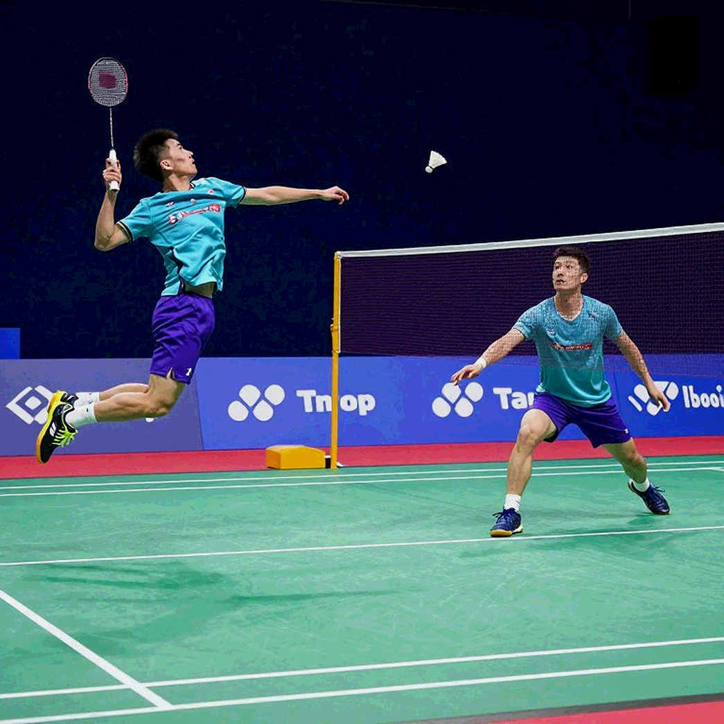 Alwi Farhan tập cùng Kento Momota trước Asian Games 2026: Tín hiệu từ Tokyo và ngưỡng rủi ro của một tay vợt lần đầu dự đại hội