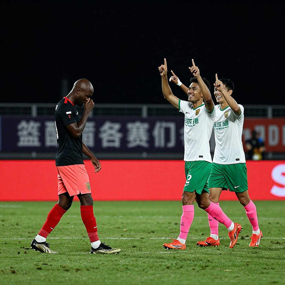 Kỳ chuyển nhượng V.League giữa mùa 2026: Điều im lặng nói rõ hơn chữ ký