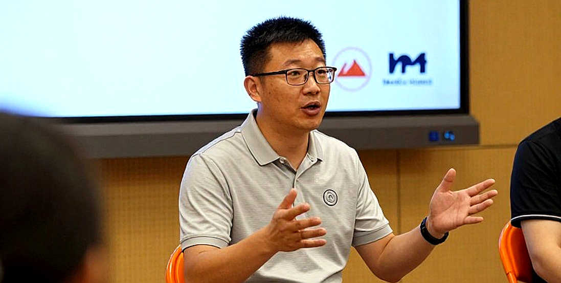 V.League 2026-2026: Nhịp đập cuộc đua nhìn từ sân tập, phòng thay đồ và những chuyến đi