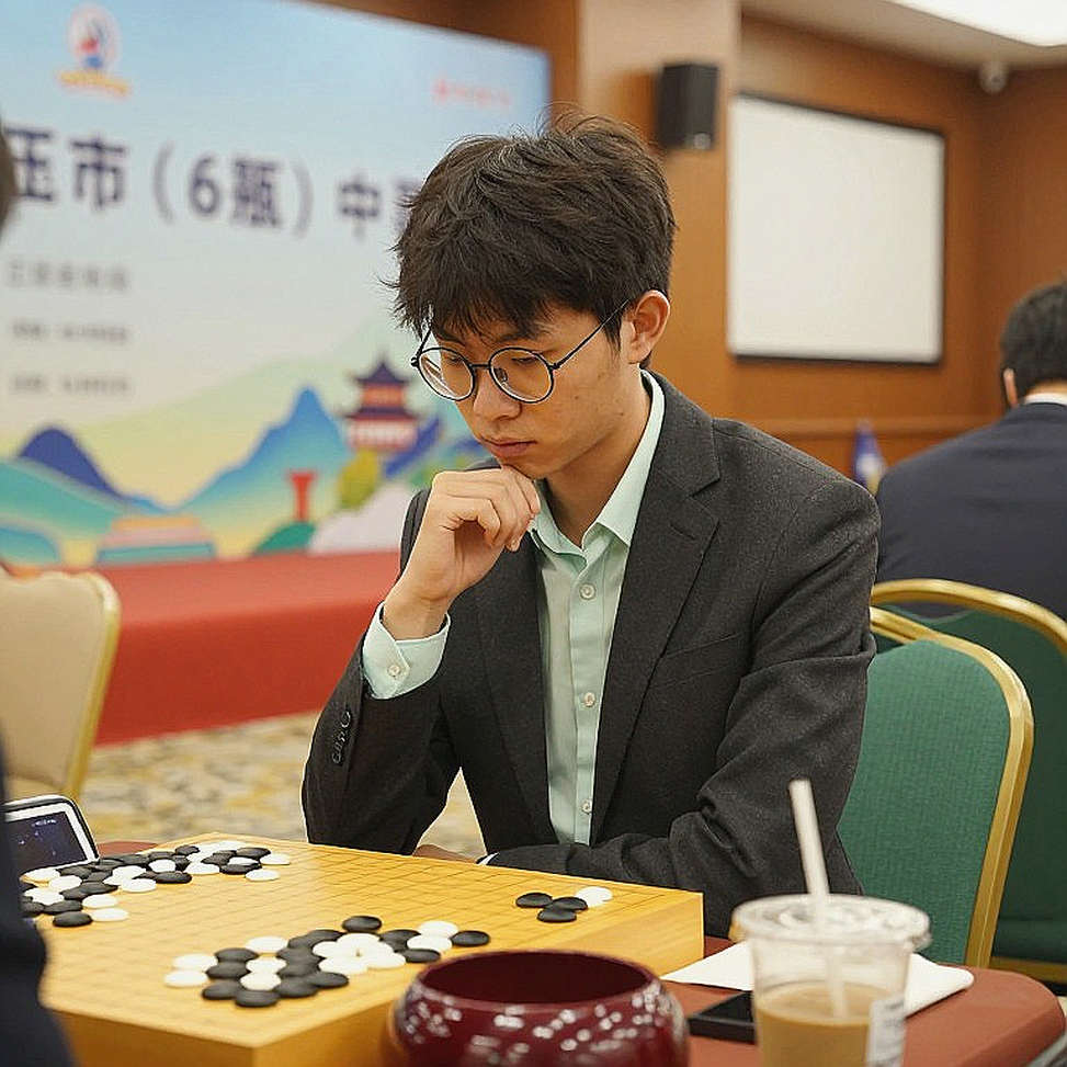 ChessBase Magazine số 225: chất liệu Prague 2026, dòng tít lệch nhịp và khoảng trống cờ vua nữ