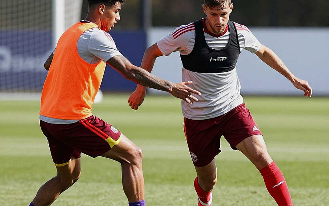 Giải mã một trận cầu V-League: chín lớp từ khoảng trống tới sổ sách